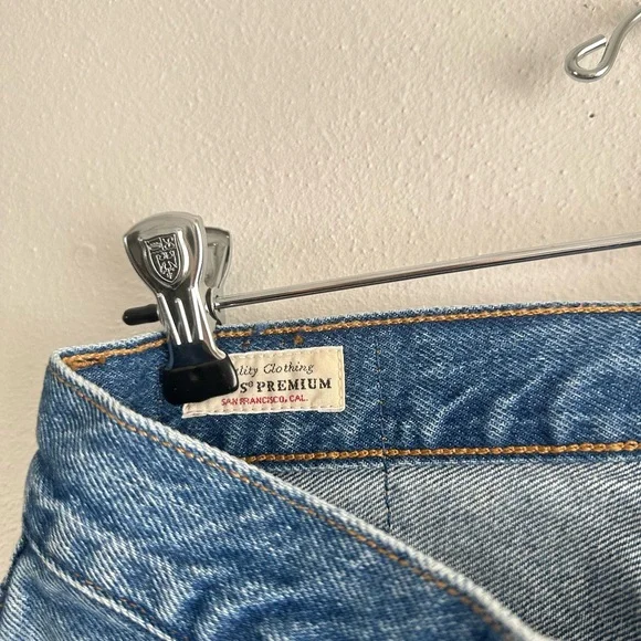 Women’s levi Jeans - Picture 2 of 5
